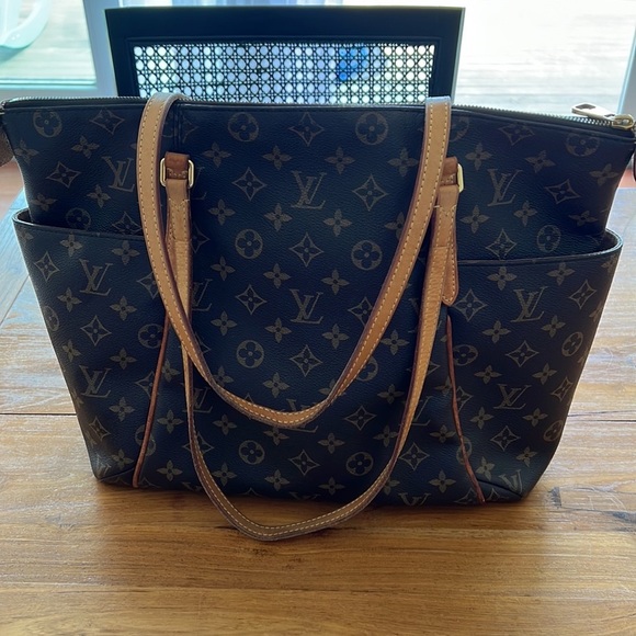 Beautiful, Authentic Louis Vuitton Monogram Totally MM Tote Bag - Picture 2 of 11
